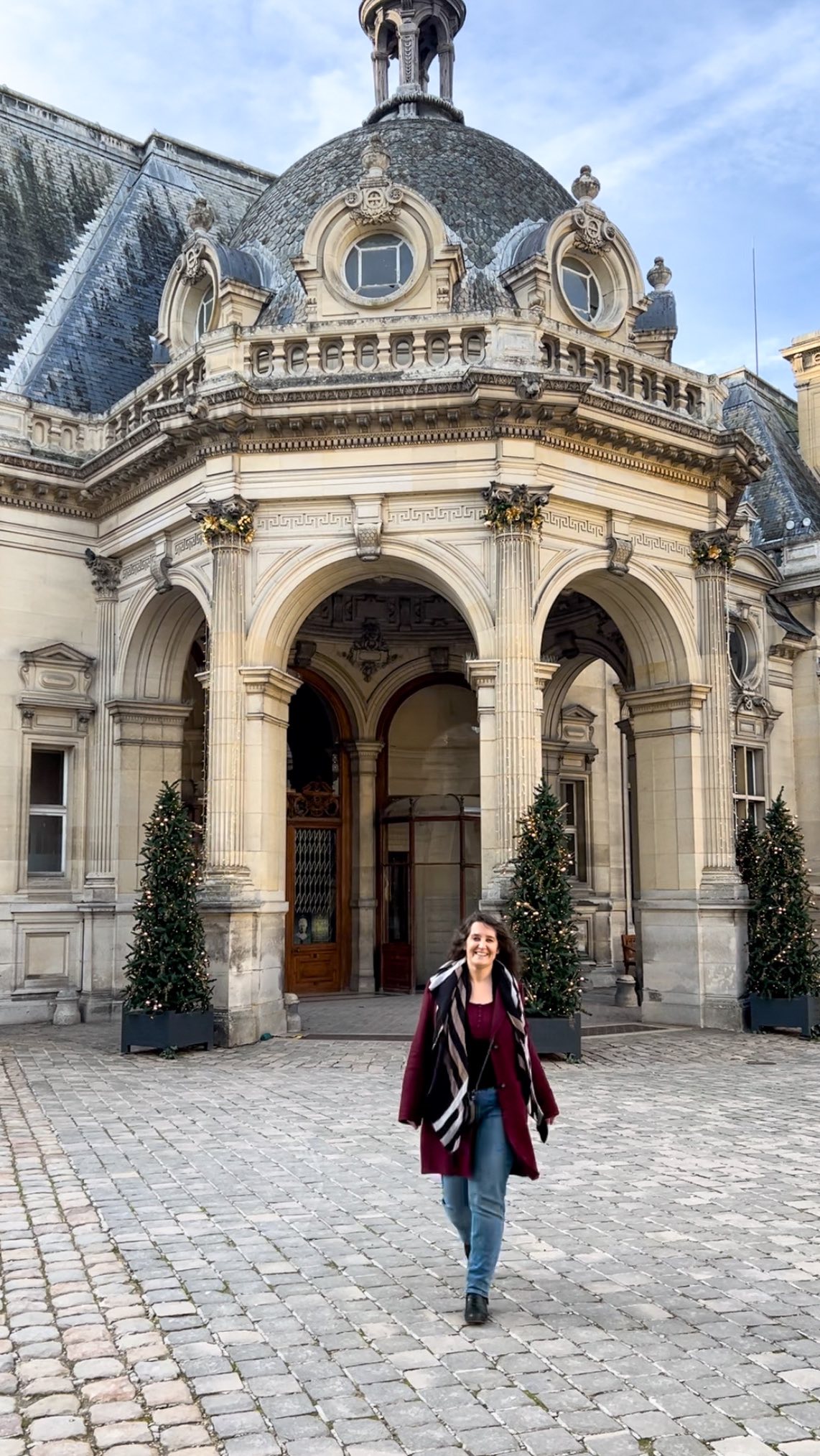 Visite du @chateauchantilly la semaine dernière pour le découvrir dans ses habits de fêtes 🎄✨
Voici un premier aperçu !
Saviez-vous qu'il a été élu monument préféré des français cette année ?
Si vous ne le connaissez pas, je vous conseille d'y aller. Il est très facile d'accès depuis Paris et pour les fêtes, on peut dire que c'est une visite féérique ! ✨✨✨
Merci @alambretcom pour l'invitation 🙏🏻

#chateaudechantilly #chantilly #oisetourisme #hautsdefrancetourisme #hautsdefrance #picardietourisme #picardie #oise #frenchcastle #histoirefrancaise #patrimoindefrancais #christmasvibe #monumentpreferedesfrancais #monument #castle #chateau #architecturelover