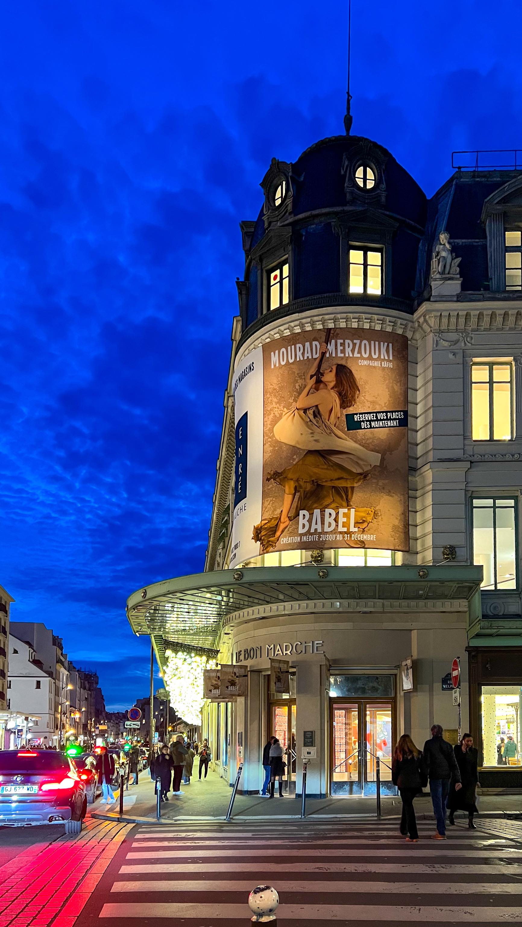 La semaine dernière, je suis allée découvrir le spectacle #Babel créé par Mourad Merzouki pour @lebonmarcherivegauche.
Il a lieu chaque semaine du jeudi au samedi jusqu'au 31 décembre. Après la fermeture aux clients, le magasin rouvre ses portes et le spectacle commence aux alentours de 21h30. Il dure 1h.
Je n'ai filmé qu'en toute fin de spectacle pour que vous ayez une petite idée mais les danses et acrobaties effectuées par les 10 danseurs sont encore plus belles que ce que vous voyez dans ma vidéo. La scénographie, la lumière et la musique sont vraiment parfaites 🤩 
Un joli spectacle à découvrir en cette fin d'année ✨

#lebonmarcherivegauche #sortiraparis #spectacle #dancer #quefaireaparis #parisjetaime #parismaville #francefr #lebonmarche #spectacleparis #parisisalwaysagoodidea #mouradmerzouki