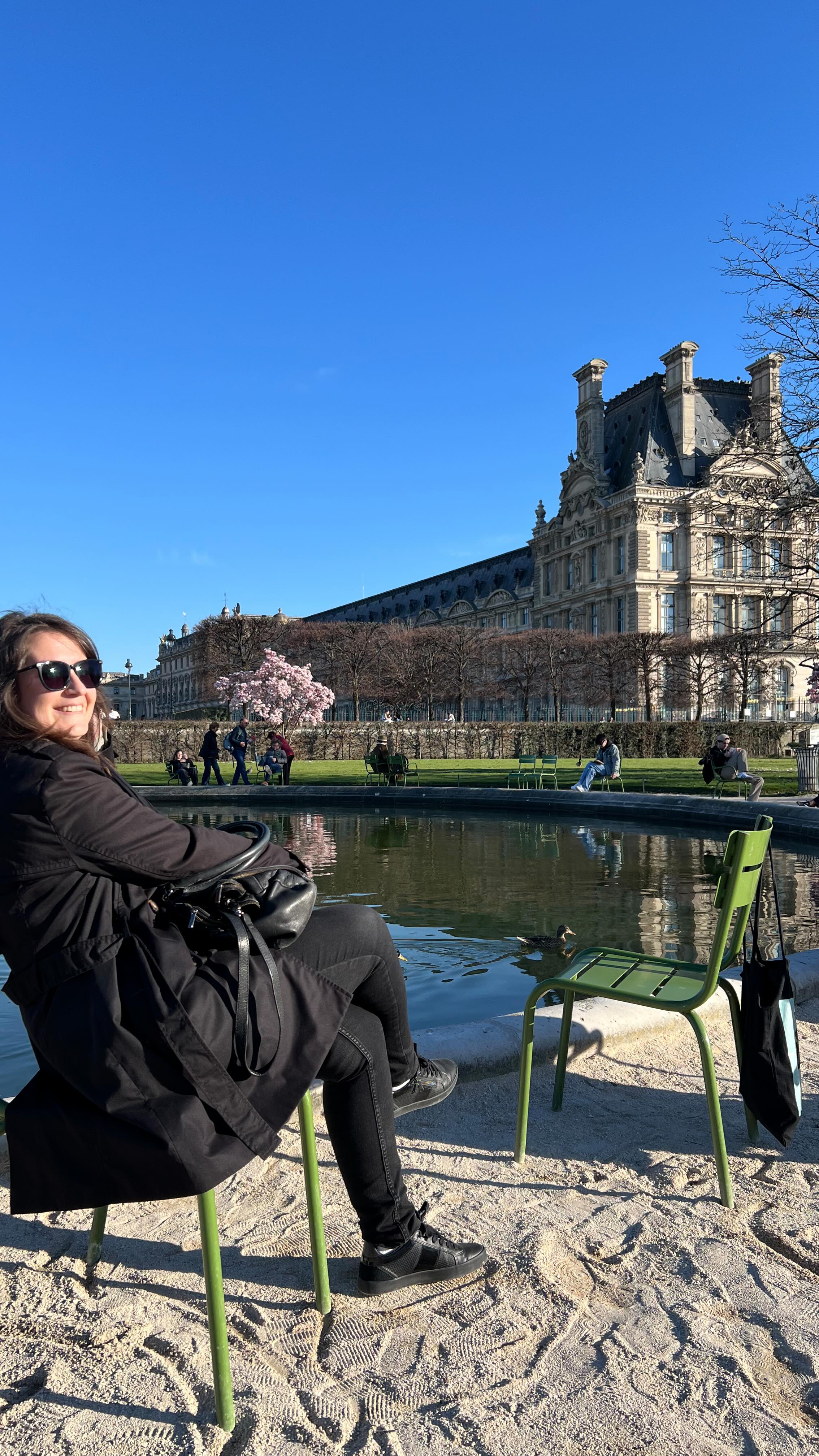 Retour en images sur notre balade de lundi avec ma @deci_dela ☀️
La météo est juste parfaite même si le printemps est bien en avance cette année 😱
En tout cas, c'était un plaisir de se balader et se poser aux Tuileries pour profiter du soleil.
Et vous, vous pouvez profiter du beau temps ou vous êtes coincés au bureau ?

#paris #parisjetaime #tuileriesgarden #parismaville #magnolias