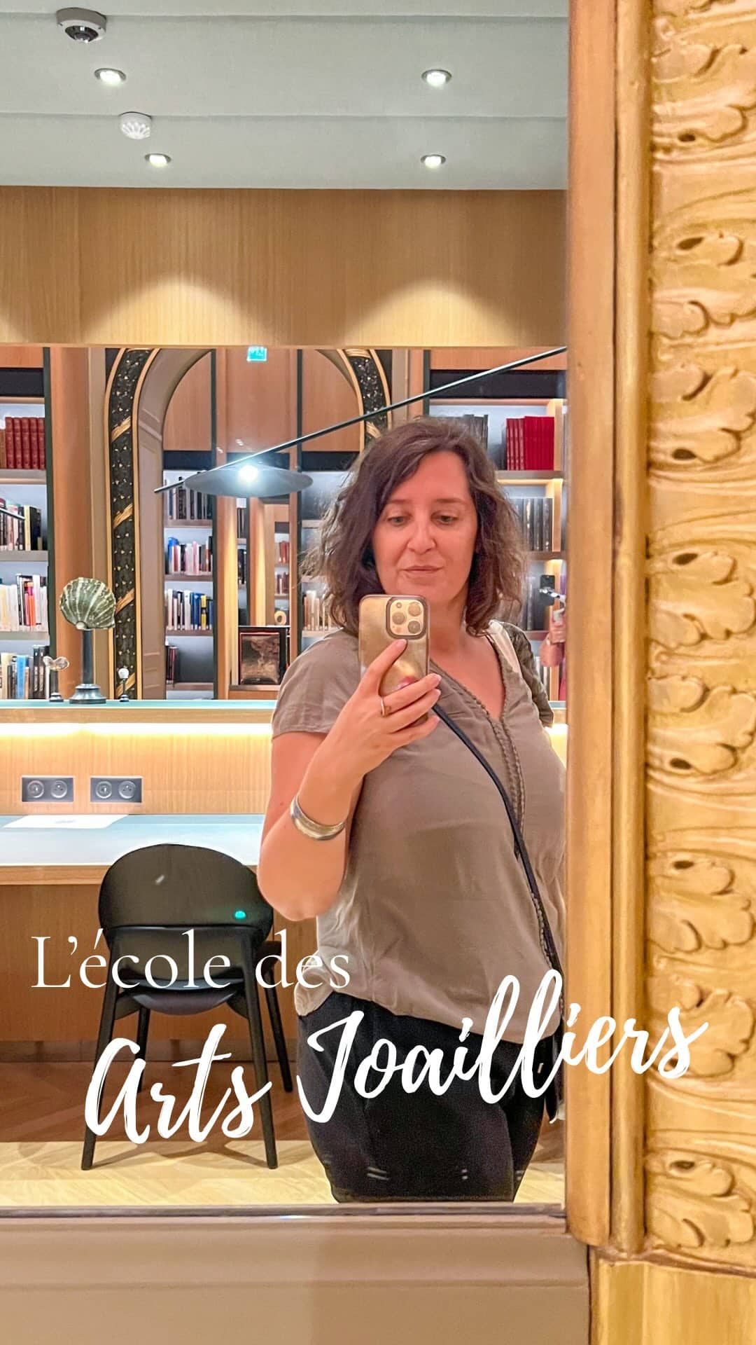 Et si vous visitiez l'école des arts joailliers pendant les journées européennes du patrimoine ?!
Les visites affichent complets mais si vous n'êtes pas contre le fait de patienter, ça vaut le coup.
Le lieu est magnifique. Il abrite la plus grande bibliothèque d'Europe sur le thème des bijoux (~7000 ouvrages).
Vous pourrez assister à des petits ateliers pour en savoir plus sur les pierres précieuses et semi-précieuses mais aussi sur le polissage des bijoux, une étape indispensable !
Une expo est aussi accessible : sur Daniel Brush, artiste multiple (orfèvre, peintre et sculpteur). 
L'expo est visible jusqu'au 4 octobre et gratuite sur réservation. 

📍Hôtel Mercy-Argenteau 16bis boulevard Montmartre 75009 Paris

Invitation

#jep #journeeseuropeennesdupatrimoine #vancleefandarpels #jewelry #bonplanparis
