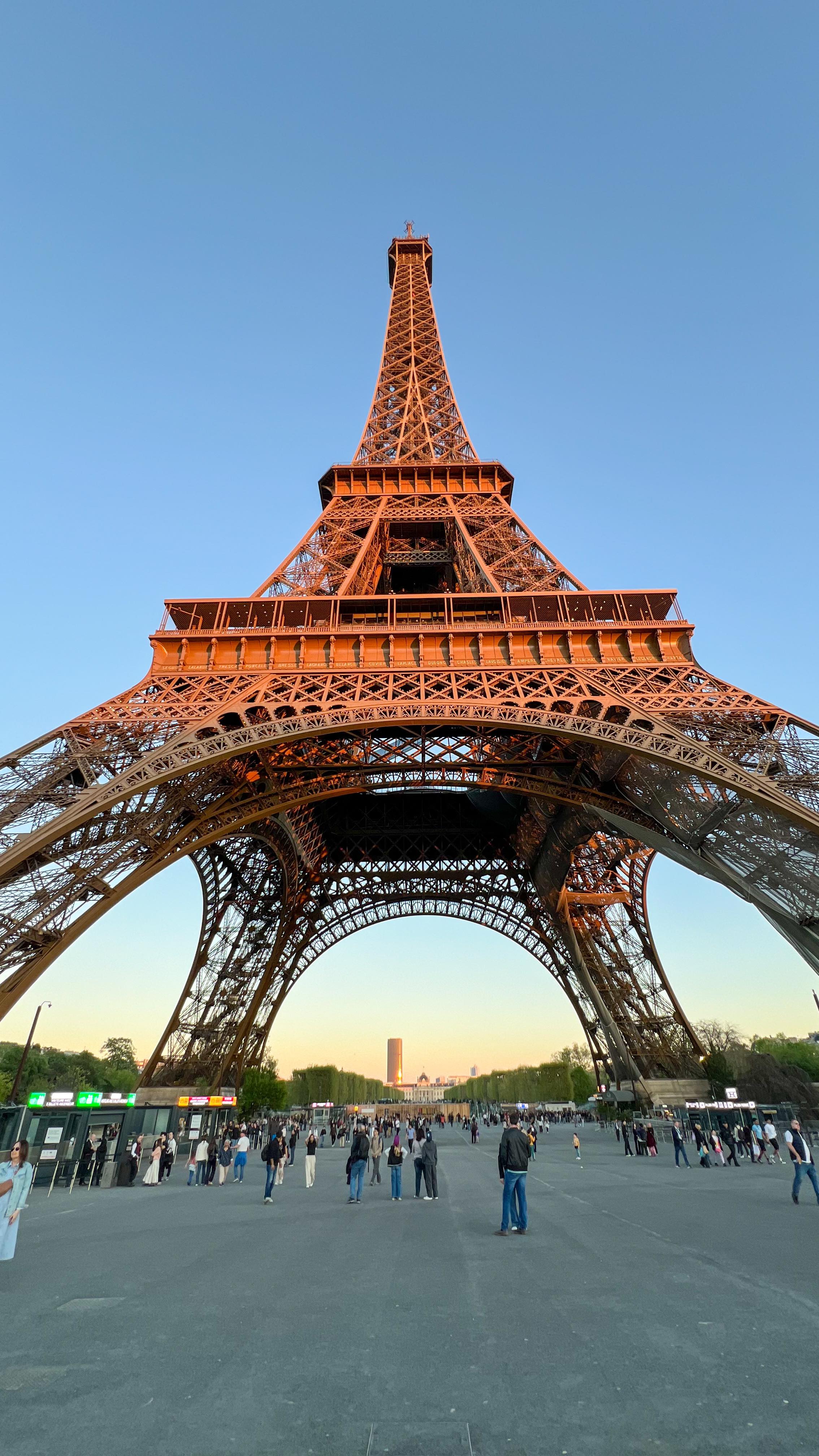 Jusqu'au 3 mai, venez défier votre vertige au premier étage de la @toureiffelofficielle !
Pour la deuxième année consécutive, le pont urbain le plus haut de France est de retour 😱

Installé à 60m de haut et d'une longueur de 40m, traversez la tour du pilier est au pilier ouest au-dessus du vide !! 🤯
Personnellement, je n'ai pas vraiment le vertige donc ça a été pour moi de ce côté-là. Par contre, même si on n'est que 4 personnes maximum sur le pont, ça bouge pas mal 😱😱😱 n'est-ce pas @elisabarg ?

Si vous voulez tenter l'expérience, c'est inclus dans votre billet de visite de la tour. Il suffira de vous inscrire au premier étage pour avoir un créneau. 
 
Prêt.e.s à tenter l'expérience ?

Toutes les infos ici : https://www.toureiffel.paris/fr/actualites/evenements/le-vertige-de-la-tour-fait-son-grand-retour

#pontsuspendu #toureiffel #levertigedelatour #eiffeltower #pariscity