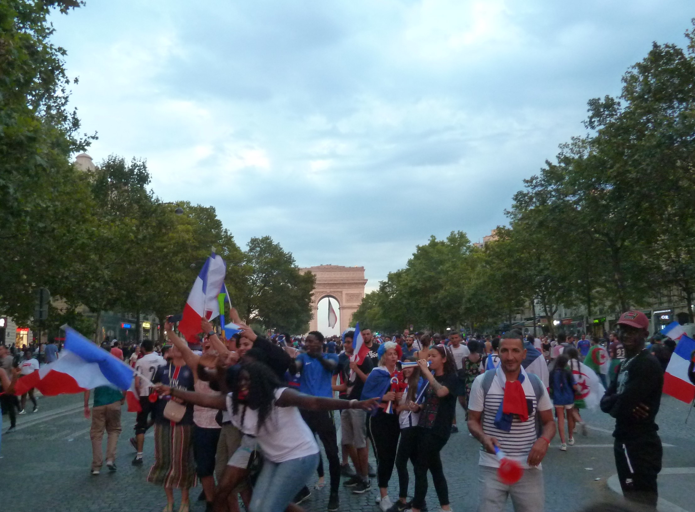 Coupe du monde les bleus champions 2018 Paris Champs Elysées Concorde Arc de Triomphe
