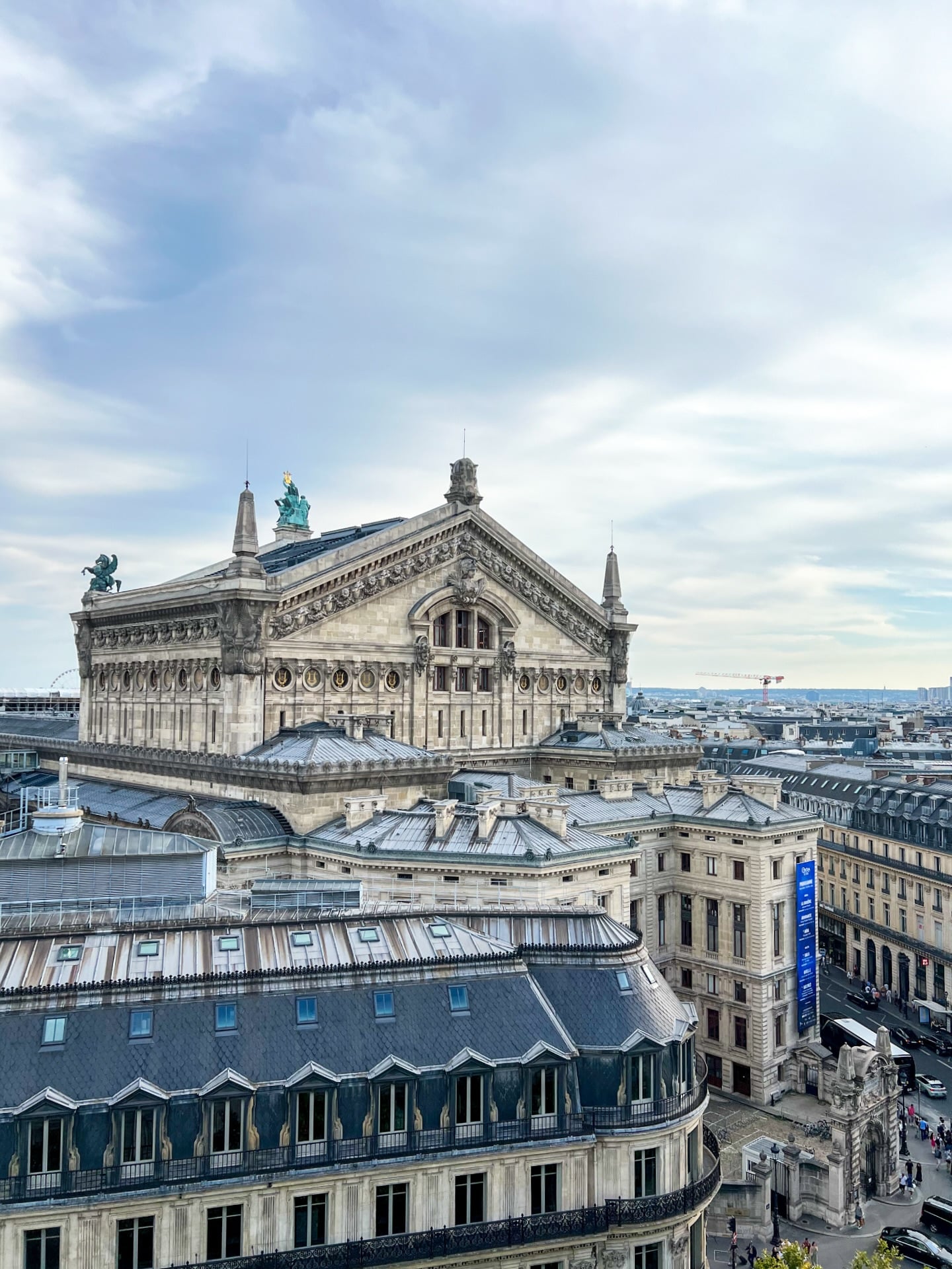Impossible de se lasser de cette vue je trouve ! Je vais rarement aux galeries Lafayette car il y a toujours trop de monde mais je fais parfois exception ! 
Et vous, il y a des endroits où vous allez rarement à cause de la foule ? 

#operagarnier #galerieslafayette #parisrooftop #hello_rooftops #rooftopparis #toitsdeparis #parisianview #parisfrance #parismaville #parisjetaime #visitparisregion #parismonamour #vivreparis #parisisalwaysagoodidea #parisianlife