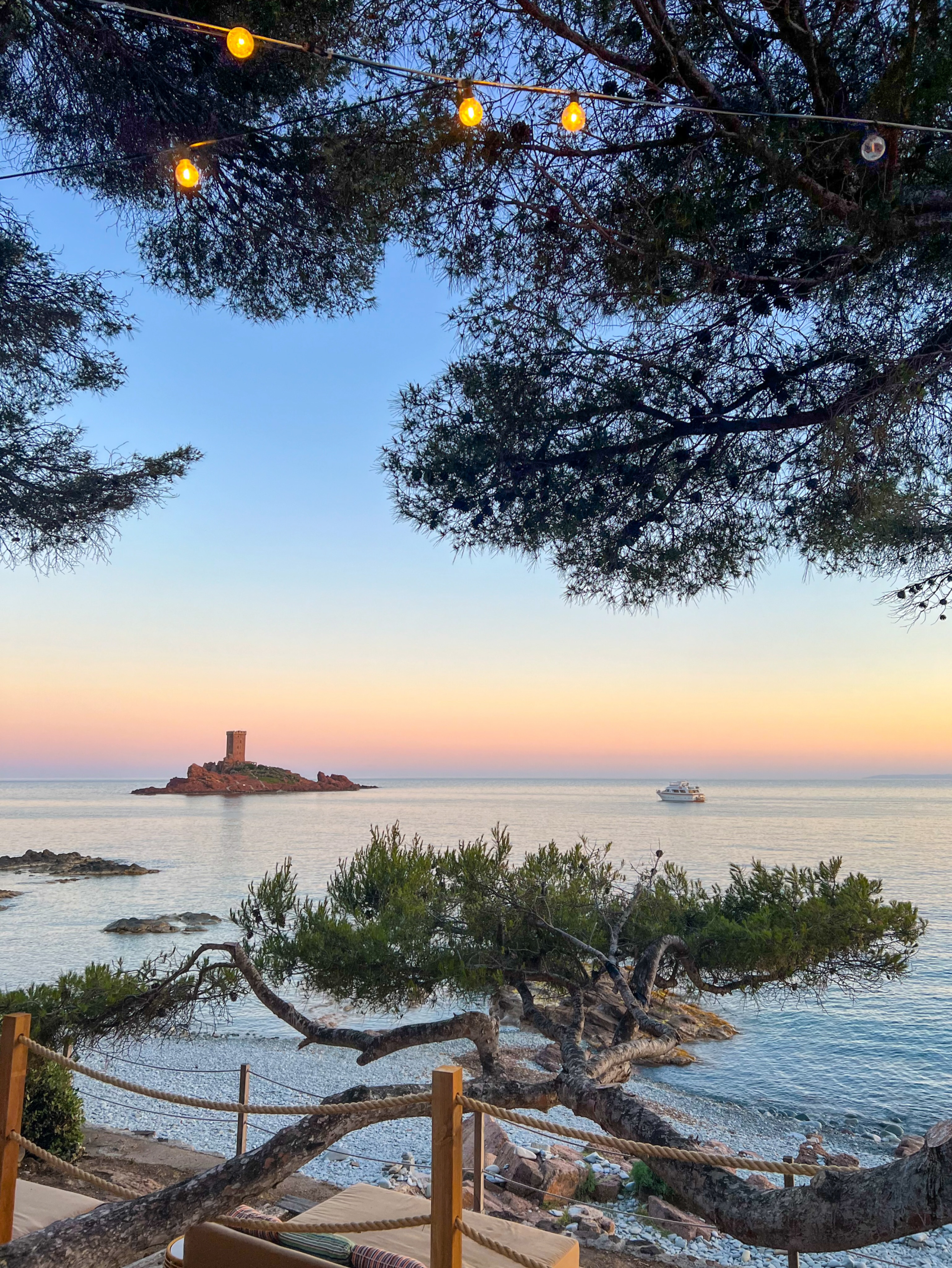 Parce que parfois, ne mettre qu'une photo, c'est reposant. Tout comme ce doux sunset à l'île d'Or en mai dernier où j'étais allée dans le cadre d'un voyage presse pour (re)découvrir les paysages ayant inspiré bon nombre d'artistes et découvrir ensuite les œuvres au Musée des Beaux-Arts de Draguignan. Une expo visible jusqu'à fin octobre 🎨🧑‍🎨
L'île d'Or est à quelques kilomètres à l'est de Saint-Raphaël si jamais vous vous rendez dans la région et souhaitez la voir. C'est une île privée mais vous pouvez la réserver pour y passer quelques heures (j'ai oublié le tarif par contre, désolée). 
Passez une bonne soirée ✨

#draguignan #esterel #cotedazur #iledor #vartourisme