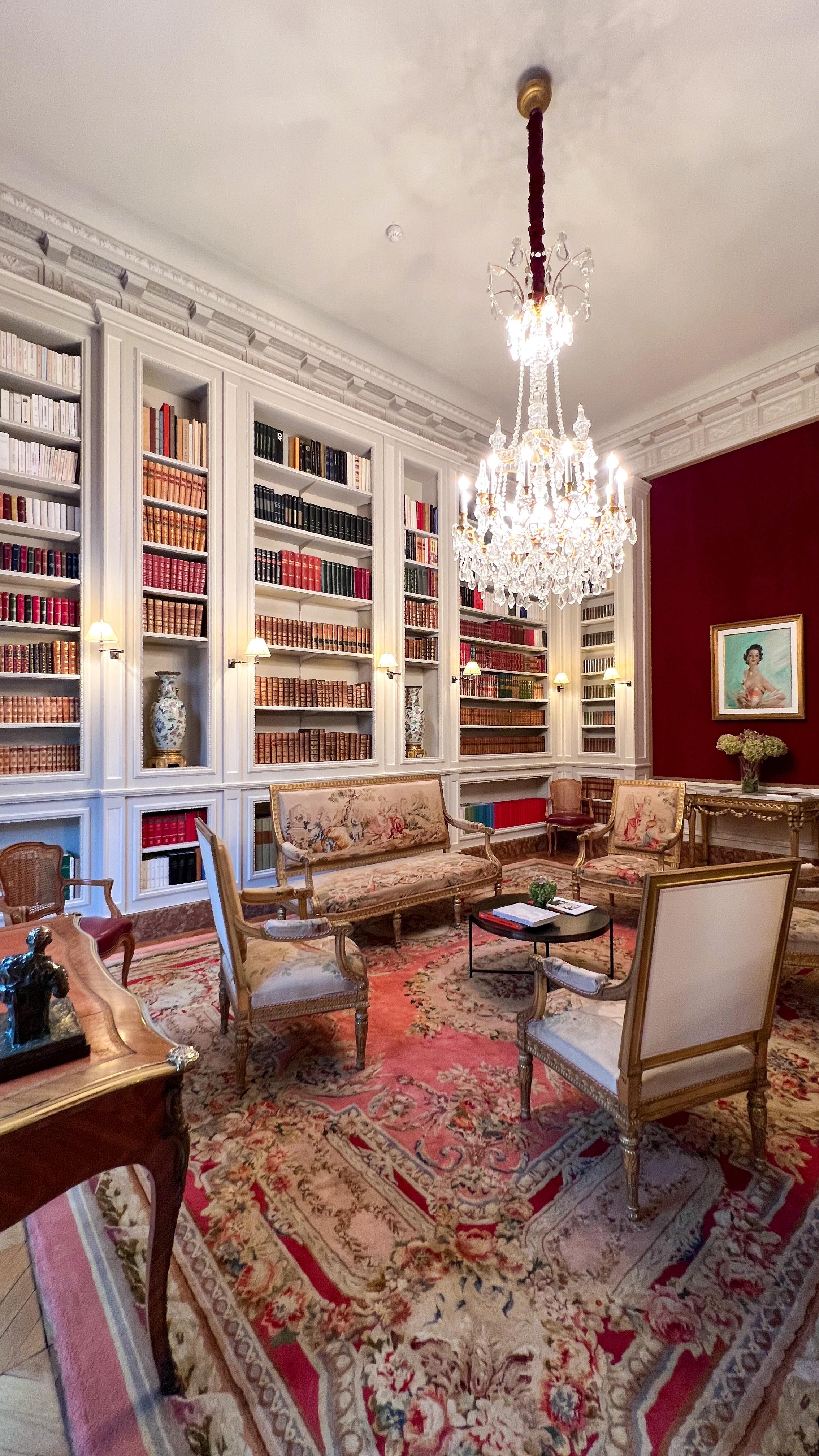 La semaine dernière, j'ai pu découvrir le très bel hôtel Pereire qui abrite la @fondationdelduca depuis 1975. Depuis 3 ans, l'hôtel ouvre ses portes à l'occasion des Journées Européennes du Patrimoine. Je vous laisse voir un aperçu du lieu que vous pourrez visiter ce samedi et dimanche entre 9h et 17h !
Merci à @c_la_vie.agence pour l'invitation 🙏🏻

#jep2025 #journeesdupatrimoine #journéeseuropéennesdupatrimoine #patrimoinefrancais #fondationdelduca #hotelparticulier #parisjetaime #vivreparis #parismonamour #jep #cinodelduca #visitparis #parcmonceau #paris8