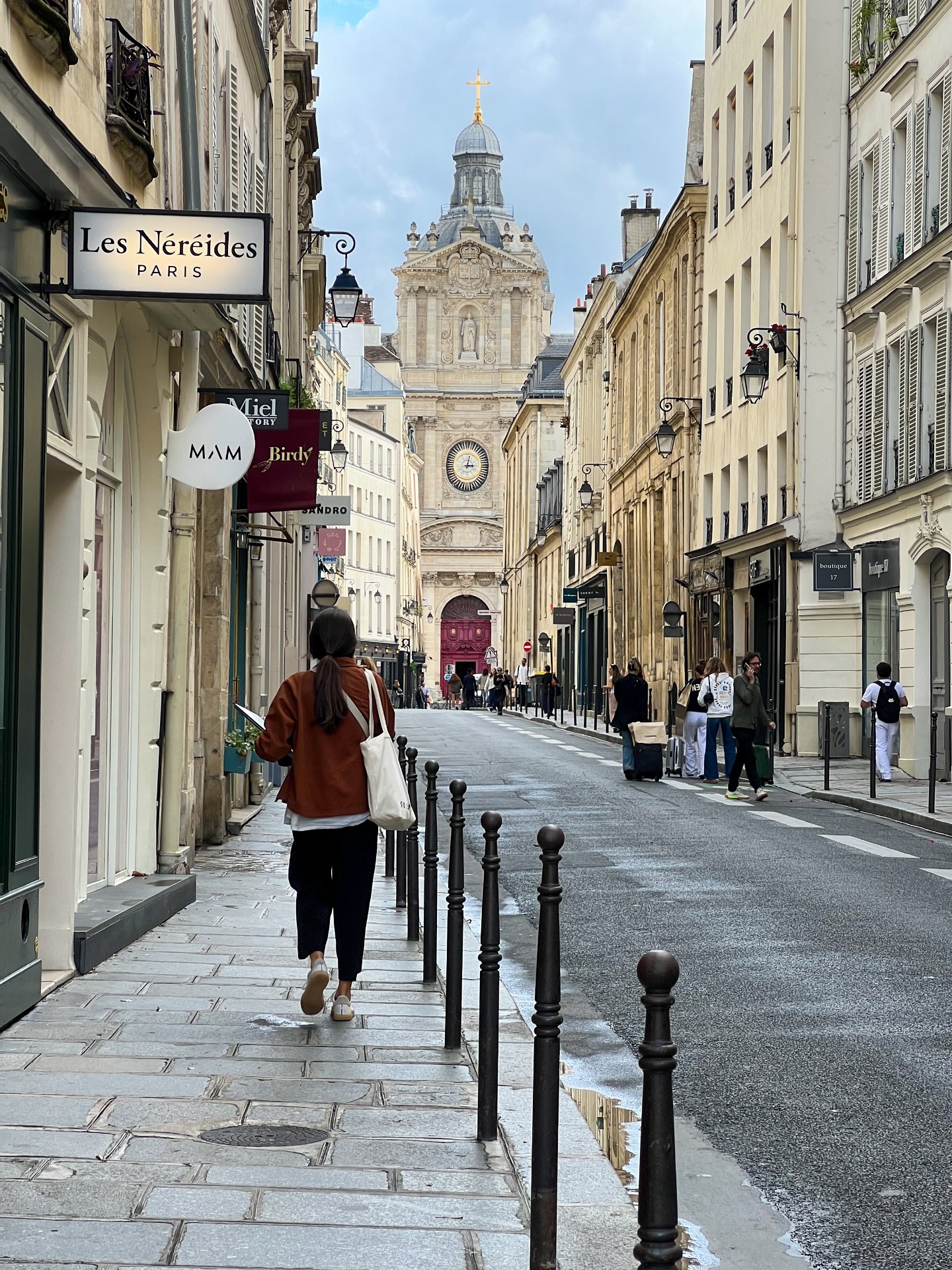 Un classique parisien qui ravit toujours mes yeux perso ! J'adore cette perspective que je prends en photo à chaque fois que je la vois !! Je dois avoir un côté un peu obsessionnel avec les choses que j'aime je crois 😅😂 et vous, c'est comment ? Vous avez vos tics et vos tocs aussi ?

#paris #parisjetaime #igersparis #visitparis #architecturelover #parisianarchitecture #hello_france #parismaville #parismonamour #francetourisme #paristourisme
