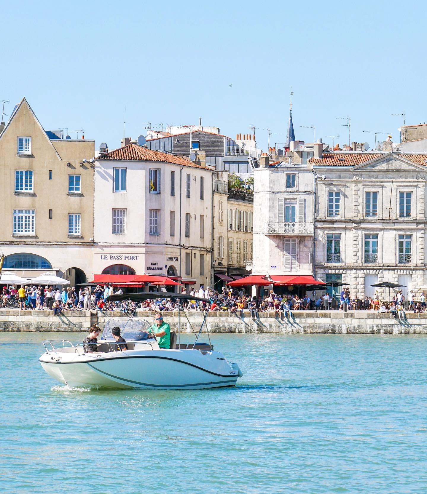 Un air du sud ? Eh non, c'est La Rochelle !
A chaque fois que je viens, je redécouvre la ville 😊
.
#larochelle #igerslarochelle #igerscharentemaritime #infinimentcharentes #charentemaritime #charentemaritimetoursime #super_france #hello_france #france_focus_on #yourhappyfrance #visitlafrance #passionpassport #lumixfr #boat #travellingthroughtheworld #cetetejevisitelafrance