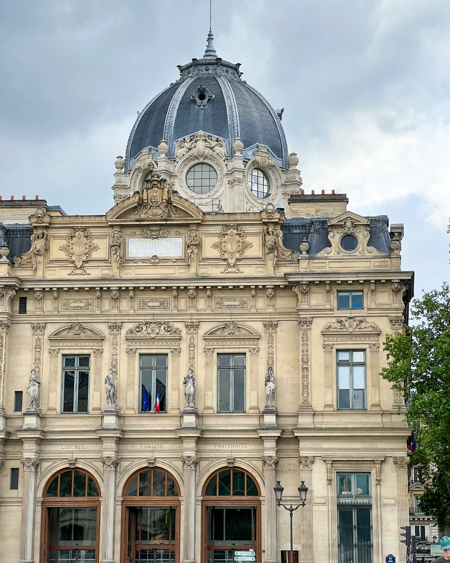 Est-ce que ça vous arrive de ne pas savoir quelle décision prendre ? Moi, c'est régulier !
J'ai deux techniques que j'aime bien recommander à mes amis.
La première : pile ou face ! Si le résultat ne vous convient pas, vous saurez ce que vous devez faire.
Sinon, vous avez la possibilité de dire "pour oui, je veux voir tel mot et pour non tel mot". Choisissez des mots que vous n'entendez pas tous les jours. Vous verrez, sous 24-48h vous aurez la réponse !
Je vous partage ça car je viens d'utiliser la technique aujourd'hui et j'ai eu ma réponse en 3-4h max !
Bonne soirée ✨ 

#paris #parisfrance #igersparis #architecturelovers #visiterparis #visitparis #parisidf #explore_paris #parisjetaime #vivreparis #anousparis #parisisalwaysagoodidea #devperso #trucsetastuces #decisionday #hello_france #super_france