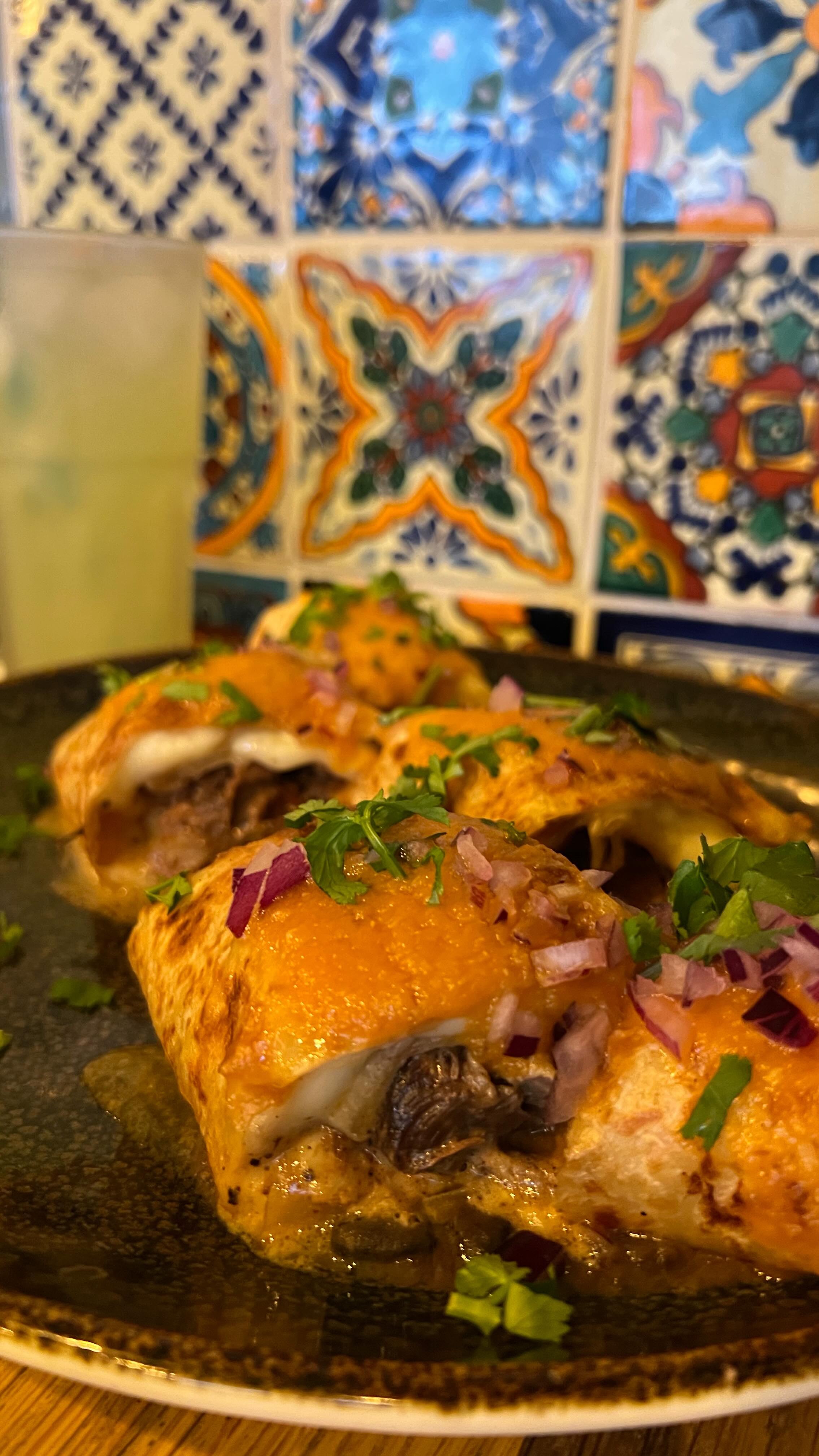 Vous n'avez pas la possibilité de partir au soleil ?
Chez @blackbeansparis , c'est le soleil qui vient à vous ! A la fois avec Ramona au service mais aussi dans l'assiette !
Black Beans est un restaurant mexicain qui vous propose de manger aussi bien des fajitas que des tacos, des quesadillas, des burritos, des enchiladas ou encore du chili con carne !
Tout est assaisonné à point 👌🏻

Ils sont ouverts les lundis midi de 12h à 14h30.
Et du mardi au samedi de 12h-14h30 (15h30 le samedi) et de 19h30-22h30.

J'ai adoré mon enchillada au bœuf.
Vous pouvez choisir porc, poulet ou légumes si vous préférez ! Le chili con carne est incroyable aussi !!! 
Je recommande vraiment 😋

35 rue de Trévise 75009 Paris 

Invitation 
#bonneadresseparis #restomexicain #enchiladas #guacamole🥑 #restaurantparis9