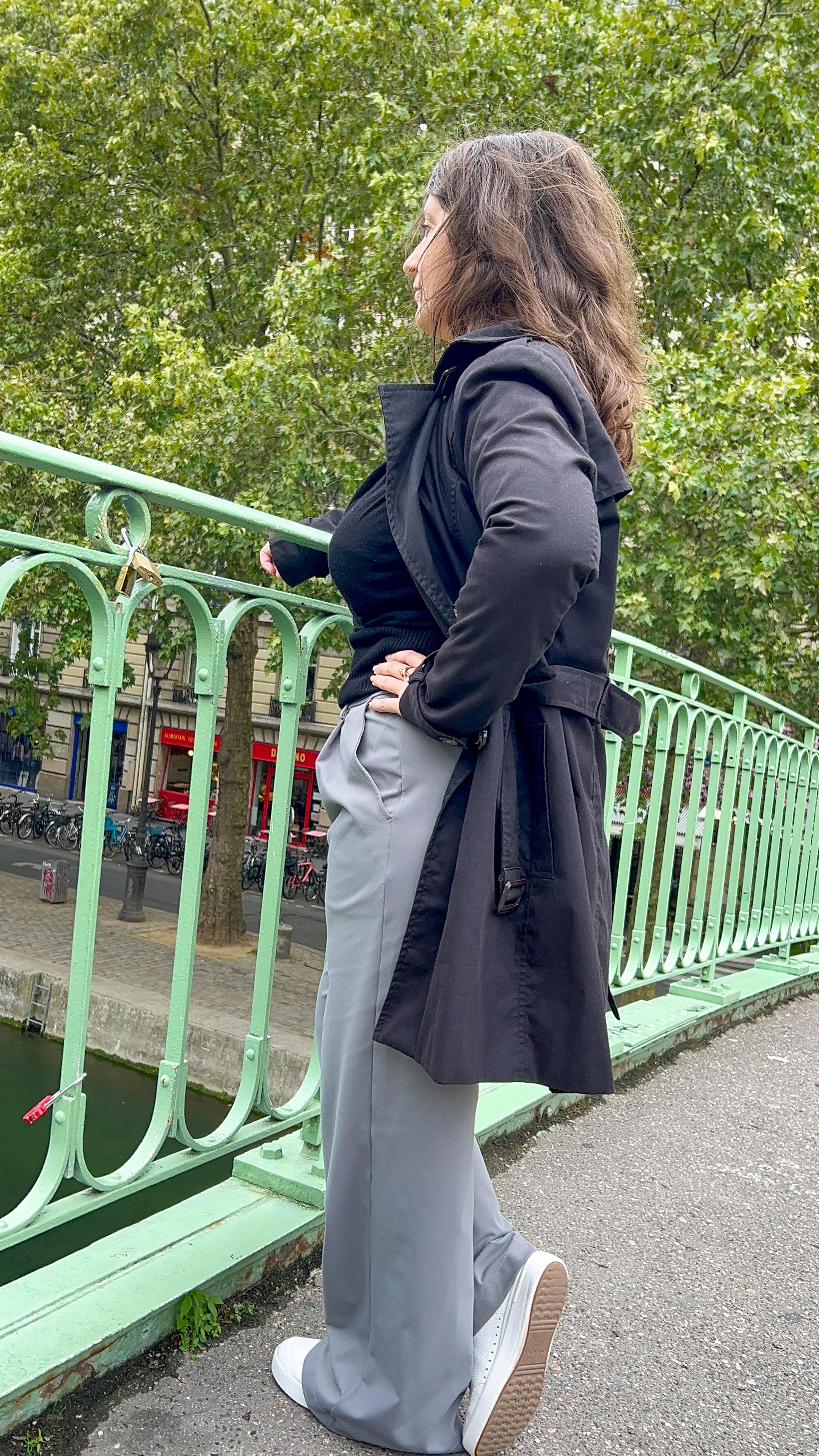 J'ai peu posté en septembre/octobre. La vie m'a rattrapée. D'abord quelques soucis de santé. Rien de grave mais tant que ça n'était pas réglé, c'était angoissant je l'avoue. Il faut reconnaître que je m'écoute peut-être trop depuis 5 ans... La faute aux médecins qui ne m'ont pas écoutée à l'époque et m'ont laissé galérer solo pendant un an.
Bref, je ne viens pas là pour ça. Vous vous doutez bien !
On va dire que j'ai eu une petite révélation y'a 15 jours pendant ma visite des tours de Notre-Dame. A mes débuts sur insta, il y avait ce qu'on appelait le #selfportrait_tuesday_nonchallenge. C'était bon enfant. On postait tous notre tête le mardi, comme un rituel. Je vous parle de ça en 2013-2016. Puis les choses ont changé. Ce qui est normal. Rien ne reste jamais figé. En 2017, j'ai créé mon agence et je me suis mise dans une case "ok je ne partagerai plus que du voyage, je vais arrêter de me poster ici, à part en story...". Question d'image, tout ça. Vous savez ce que c'est. 
Puis après, tout le monde a commencé à parler de feed harmonieux, les gens postaient tous les mêmes trucs avec les mêmes façons de retoucher... On le voit encore maintenant avec les comptes de conseils/coaching qui pleuvent de partout : fais ci, fais ça.... Sans parler des nanas qui postent toutes leurs c*ls ou leurs coiffures/maquillages/chirurgie identiques. On vit dans un monde où tout le monde fait la même chose 😩 Tout le monde se ressemble ! 
SAUF que moi, je suis pas faite pour être mise dans une case !! Donc, comme j'ai vu que vous étiez réceptifs à mes stories dev perso/spiritualité and co, j'ai eu l'idée de vous faire un post en ce sens tous les 15 jours pour commencer ! Dès que vous verrez ma tête sur vos feeds, ce sera pour ça. Vous êtes prévenus 😊
Ca vous dit ou pas ?! 
Je mets pas de hashtags, flemme et ça ne sert plus à rien de toute façon !
Bonne soirée les amis ✨