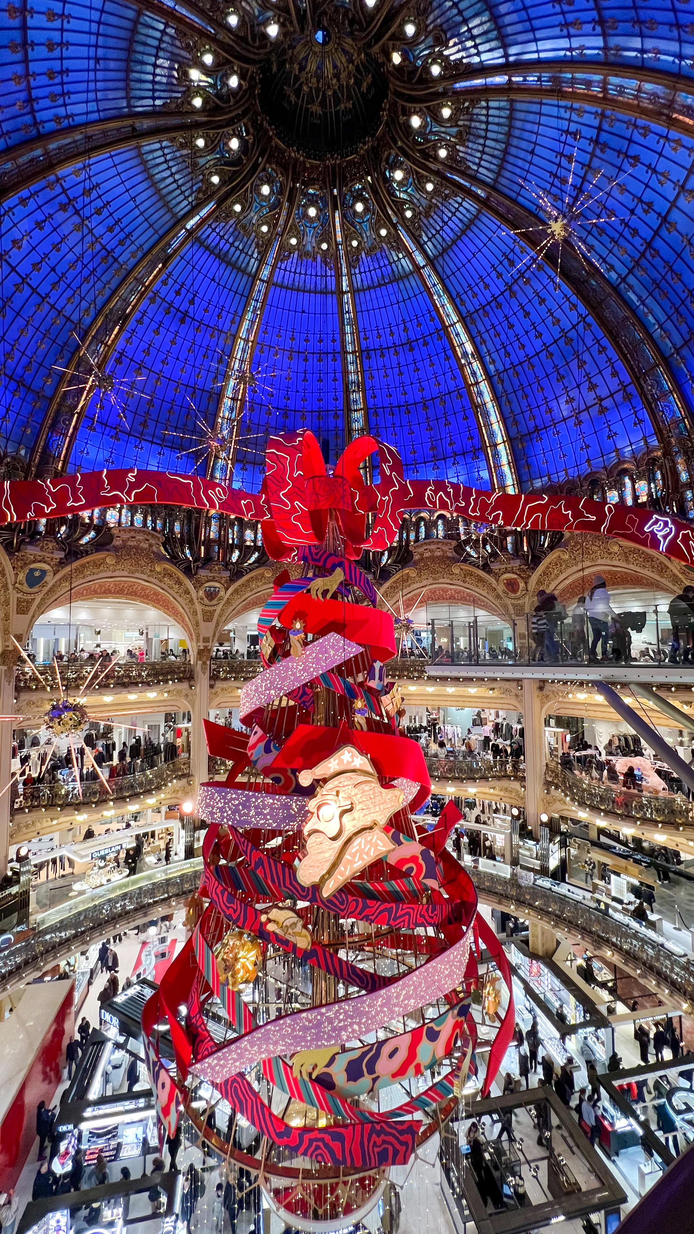 Merry Christmas to you all 🎅🏼🎄✨
Profitez bien de vos proches si vous le pouvez !
Je pense aussi à ceux qui sont seuls. Ca m'est arrivé à plusieurs reprises de faire Noël en solo. C'est pas foufou mais je me faisais un bon repas quand même car bien manger, c'est la vie 😋 
N'oubliez pas que vous êtes la personne la plus importante de votre vie ✨
C'est ça parfois le meilleur cadeau de noël : avoir des prises de conscience sur soi et sa vie 😉
Bref, force à ceux pour qui cette période n'est pas agréable. Je vous envoie toutes mes pensées ! Et pour les autres, profitez bien de ces jours de fêtes 🎉
#merrychristmas #joyeuxnoel #galerieslafayette #sapindenoel #christmastree #alliwantforchristmas