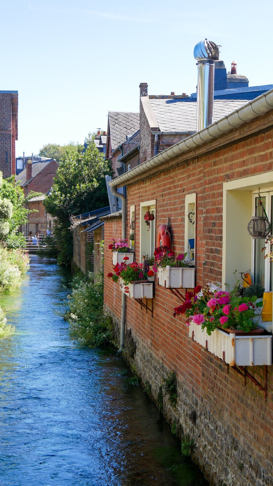 Veules-les-roses, charmant petit village de Seine-Maritime qui est élu plus beau village de France ! Savez-vous que le plus petit fleuve de France y coule ? En effet, la Veules fait 1149m !!
J'ai découvert ce village il y a environ 10 ans, à l'heure où existaient encore les instameets ! J'y suis retournée il y a 2 ou 3 ans. C'est toujours un coup de cœur 💙
Voici un aperçu si jamais vous ne connaissez pas !

#veuleslesroses #plusbeauvillagedefrance #normandie #normandie_tourisme #normandy #seinemaritime #seinemaritimetourisme #falaisescalcaires #falaises #manche #seacliff #francetourisme #francefr #hello_france #igersfrance #visitlafrance #francetourisme #cetetejevisitelafrance