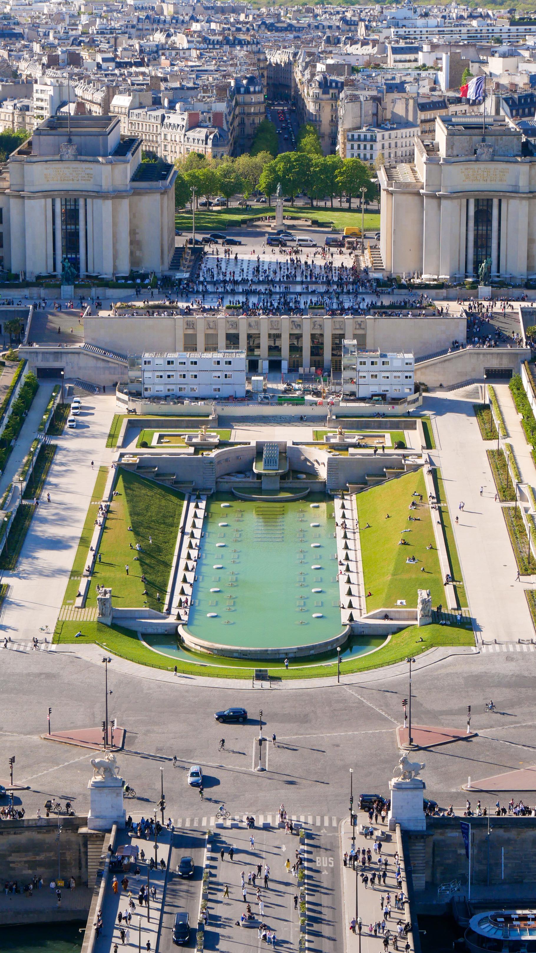Il y a déjà 15 jours, je suis allée au @theatrechaillot pour découvrir l'histoire incroyable du lieu mais aussi le spectacle About Lambada du @collectif_es ! Malheureusement, je n'ai pas pu filmer pendant le spectacle et n'ai donc pas d'images à vous montrer.
Cependant, la visite du Palais de Chaillot que nous avons faite avant le spectacle m'a permis d'en apprendre beaucoup sur le lieu ainsi que sur l'esplanade du Trocadéro !
Va jusqu'au bout de la vidéo si toi aussi, tu veux tout savoir et dis moi si tu connaissais tout ça ou pas 😉

#palaisdechaillot #trocadero #theatrenational #histoiredeparis #parismaville @wead_fr