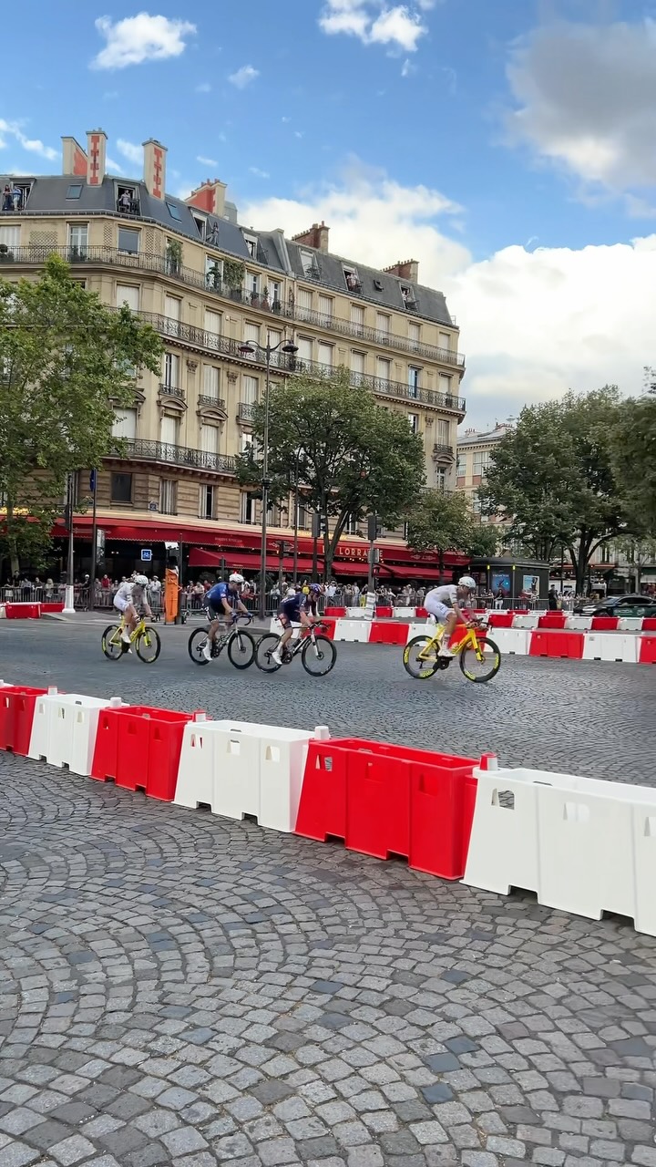 Sympathique ce Tour de France dans Paris !
1ere fois que j'y assistais et franchement, je ne regrette pas ! L'an prochain, je tente de le voir à Montmartre 🇫🇷

Bonne ambiance et mine de rien, même sur une courte étape, ils ont réussi à créer quelques écarts entre eux !
Qui regarde le tour par ici ?
Moi, on peut penser que je suis une assidue alors que même pas 😅 Je regarde surtout les étapes qui passent dans des lieux où je suis déjà allée et c'est aussi parce que petite, j'étais habituée à regarder que j'ai gardé ce réflexe !
Et comme on a eu bien chaud en juillet, c'était une bonne occupation ! 

#tourdefrance #tourdefrance2026 #parisjetaime #parismaville #tourdefranceparis
