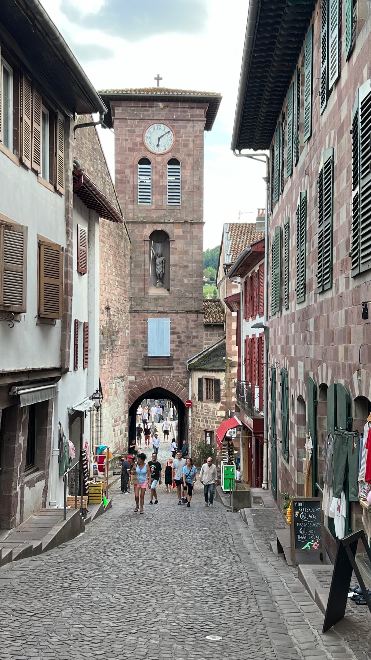 Saint-Jean-Pied-de-Port, situé dans les Pyrénées-Atlantiques est une étape incontournable sur le chemin de Saint-Jacques-de-Compostelle.

C'est un très joli village de pèlerin, avec une belle église, des remparts et une citadelle.

Il se visite en quelques heures en prenant son temps. Ça grimpe un peu si vous voulez aller voir la citadelle de plus près. Mais cela vous offrira un magnifique point de vue sur les alentours 😍

#pyreneesatlantiques #euskadi #paysbasque #nouvelleaquitaine #saintjeanpieddeport