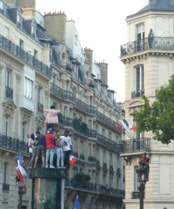 Coupe du monde les bleus champions 2018 Paris Champs Elysées Concorde Arc de Triomphe