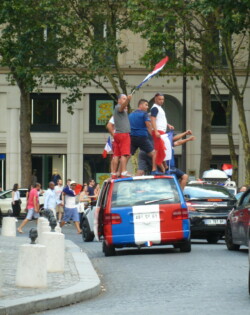 Coupe du monde les bleus champions 2018 Paris Champs Elysées Concorde Arc de Triomphe