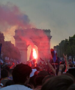 Coupe du monde les bleus champions 2018 Paris Champs Elysées Concorde Arc de Triomphe