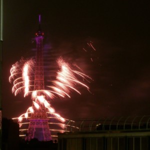Patrouille de France et feu artifice tour eiffel 14 juillet paris